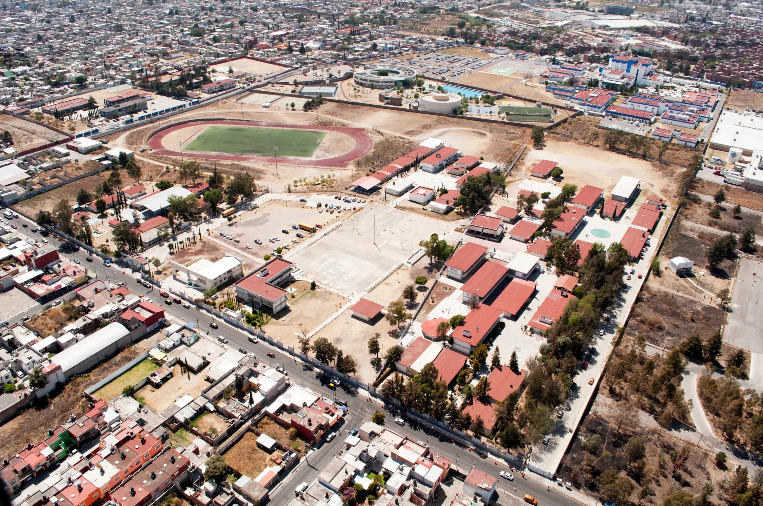 Vista aérea del campus completo del Centro Escolar 5 de Mayo en Puebla